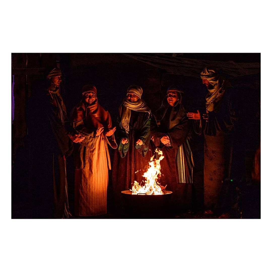 Рождественская история, люди у костра, фотограф Марк Жигман.