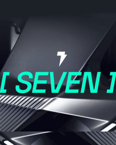 Логотип «SEVEN» с символом молнии на металлической поверхности, выполненный в ярко-бирюзовом цвете.