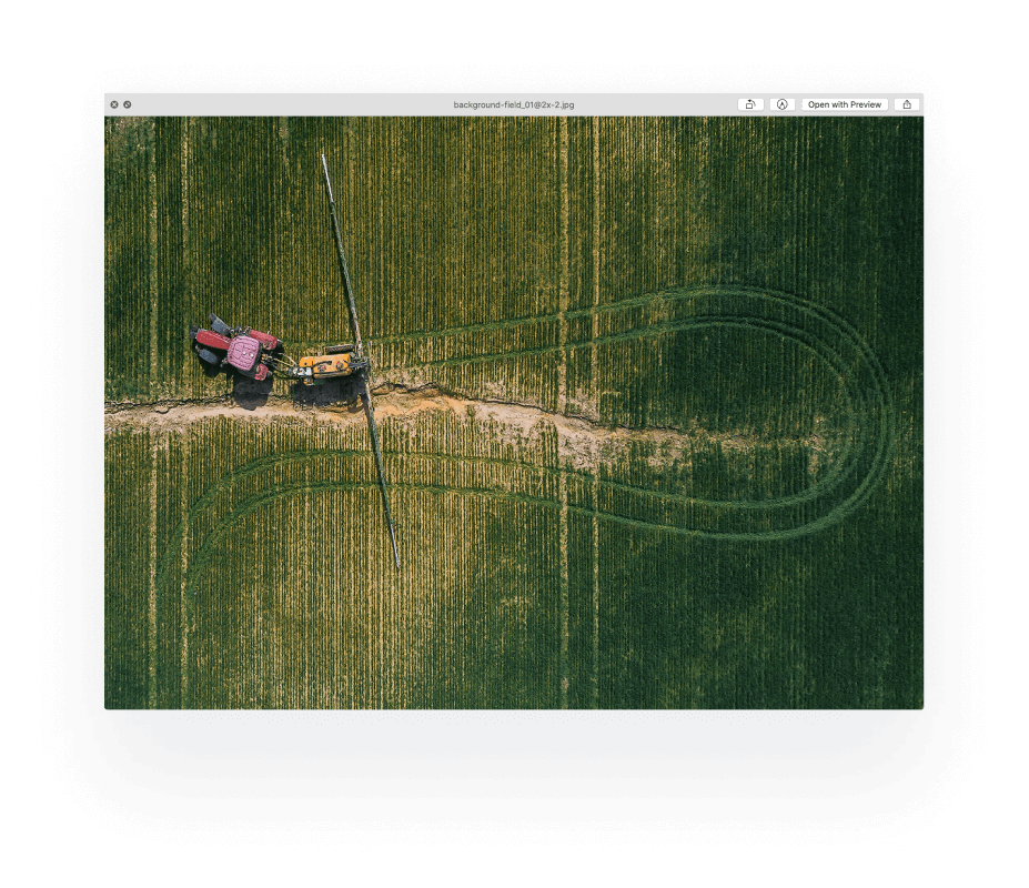 Фотография Славы Мазая для сайта OneSoil. Поле, трактор, вид сверху.